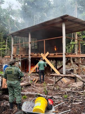 O Instituto de Proteção Ambiental do Amazonas (Ipaam), em ação conjunta com o Batalhão de Policiamento Ambiental (BPAmb) da Polícia Militar, na quarta-feira (30/04), embargaram três indústrias de cerâmicas que operavam sem licença ambiental na Região Metropolitana de Manaus, na Rodovia AM-070.