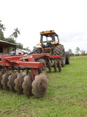 O Governo do Amazonas, por meio da Secretaria de Estado de Produção Rural (Sepror), anunciou, no sábado (24), a liberação de mais de R$ 1 milhão em recursos voltados para o fortalecimento da agricultura familiar no município de Manacapuru (a 68 quilômetros de Manaus). A cerimônia de assinatura dos contratos foi realizada na comunidade rural São Sebastião Vila Cumã, reunindo produtores, autoridades e técnicos do setor agrícola.