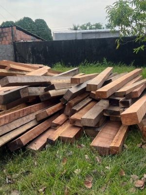 O Instituto de Proteção Ambiental do Amazonas (Ipaam), em parceria com o Batalhão de Policiamento Ambiental da Polícia Militar (BPAmb/PMAM), apreendeu, na quarta-feira (13), 47 metros cúbicos de madeira beneficiada tipo prancha, um caminhão basculante e uma motosserra, durante ação de fiscalização em um porto no bairro Vale Verde, em Manacapuru (a 68 quilômetros de Manaus). O material era transportado sem Documento de Origem Florestal (DOF).