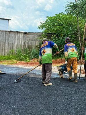 As obras de pavimentação asfáltica seguem avançando no bairro Vale Verde, em Manacapuru, com várias ruas já recebendo a aplicação da massa asfáltica. Essa etapa integra um plano mais amplo da Prefeitura para o desenvolvimento urbano e a melhoria da infraestrutura viária na cidade.