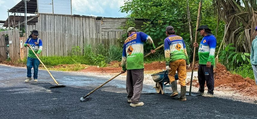 As obras de pavimentação asfáltica seguem avançando no bairro Vale Verde, em Manacapuru, com várias ruas já recebendo a aplicação da massa asfáltica. Essa etapa integra um plano mais amplo da Prefeitura para o desenvolvimento urbano e a melhoria da infraestrutura viária na cidade.